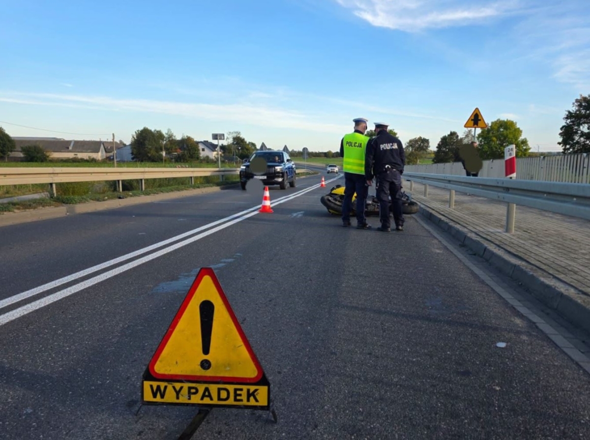 Motocyklista uderzył w bariery na wiadukcie. Zablokowana droga pod Ciechanowem